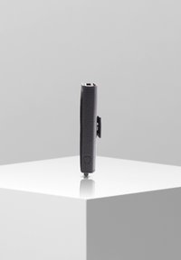 Portafoglio in pelle nera con finitura strutturata, design slim e chiusura a scatto. Presenta un piccolo emblema frontale e bordi morbidi e arrotondati.