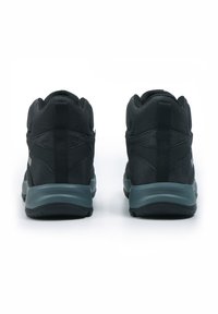 Czarne buty sportowe z teksturowaną siateczką na cholewce, wzmocnionym piętą i szarą gumową podeszwą, z uchwytem z tyłu ułatwiającym zakładanie.