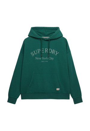 Zielona bluza z kapturem, ze sznurkiem, przednią kieszenią oraz napisem "SUPERDRY New York City" w jasnoszarym kolorze. Wykonana z miękkiego, teksturowanego materiału.