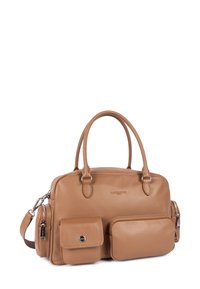 Borsa a tracolla in pelle tan con manici doppi, scomparti con zip e due tasche frontali. Texture liscia con dettagli in metallo lucido.