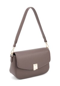 Sac à main en cuir gris avec une fermeture à rabat, quincaillerie en ton doré et une sangle amovible. Présente des accents surpiqués et un fermoir rectangulaire.