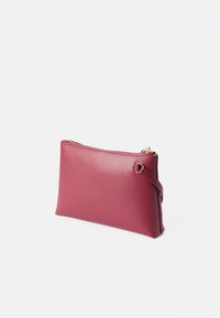 Bordeauxfarbene Leder-Clutch mit glatter Oberfläche, Reißverschluss und abnehmbarem Tragegurt; rechteckige Form mit minimalen Hardware-Akzenten.