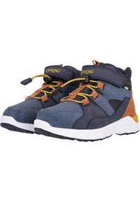 Blauwe en grijze high-top schoenen met gele en bruine accenten, met een combinatie van gestructureerde materialen, vetersluiting en gevoerde kraag.