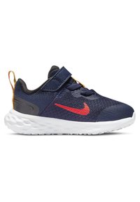 Jūrų sportiniai batai su kvėpuojančiu tinkliniu viršumi, raudonu Nike logo, Velcro dirželiu ir paminkštintu baltu padu, kuris suteikia atramą.