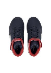 Sneaker mid-top in pelle blu navy con cinturino rosso alla caviglia, suola bianca, dettagli perforati e lacci testurizzati. Logo Puma sul lato.
