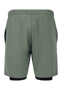 Lichtgroene shorts met een elastische tailleband, voorzien van dubbele zijzakken en een zwarte binnenvoering. Gladde textuur met minimale details.