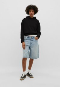Stradivarius Kapuzenpullover - black