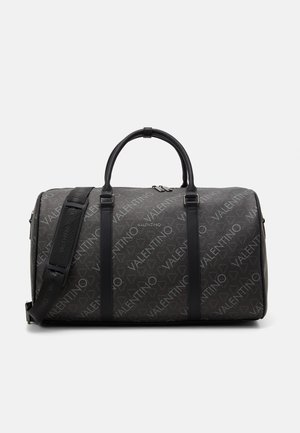 Czarna torba typu duffel Valentino z nadrukiem logo na całej powierzchni, podwójnymi uchwytami, odpinanym paskiem na ramię i zamkiem błyskawicznym na jednolitym tle.