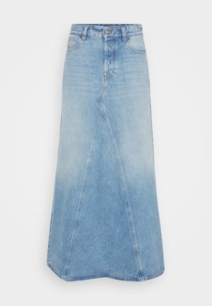 Ανοιχτό μπλε τζιν φούστα με μακρύ, άλφα σχέδιο, που διαθέτει ραφή μπροστά και ακατέργαστο στρίφωμα. Περιλαμβάνει κλασικό σχέδιο πέντε τσεπών και θηλιές για ζώνη.