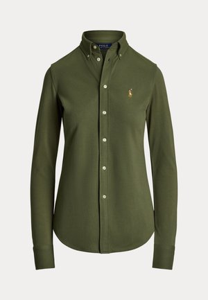 Πράσινο ελιάς πουκάμισο με μακριά μανίκια και κουμπιά, φτιαγμένο από απαλό ύφασμα, με κλασικό γιακά και κεντημένο λογότυπο στο αριστερό στήθος.