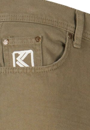 Khaki stof met een gestructureerde afwerking, voorzien van een klein zakje met witte logo-geborduurde details en bronzen hardware accenten.