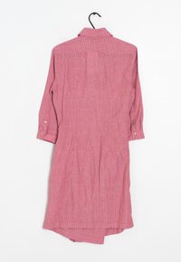 Camicia lunga a quadri rossi e bianchi con colletto, polsini con bottone e un design a lunghezza variabile. Realizzata in tessuto leggero.