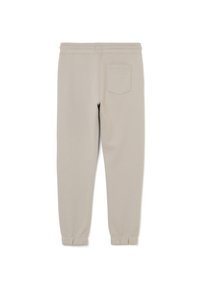 Pantalones jogger beige con cintura y puños elásticos, con un solo bolsillo trasero, colocados planamente boca abajo sobre un fondo blanco.