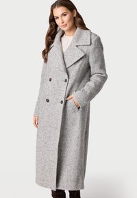 Cappotto grigio a spina di pesce con design doppiopetto, revers a scarpetta, due bottoni marroni e tasche laterali, realizzato in tessuto testurizzato.