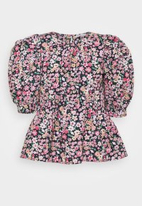 Vestido de estampado floral con mangas abullonadas. Fondo negro con flores en tonos rosa, amarillo y blanco. Cintura elástica, diseño de falda de volantes.