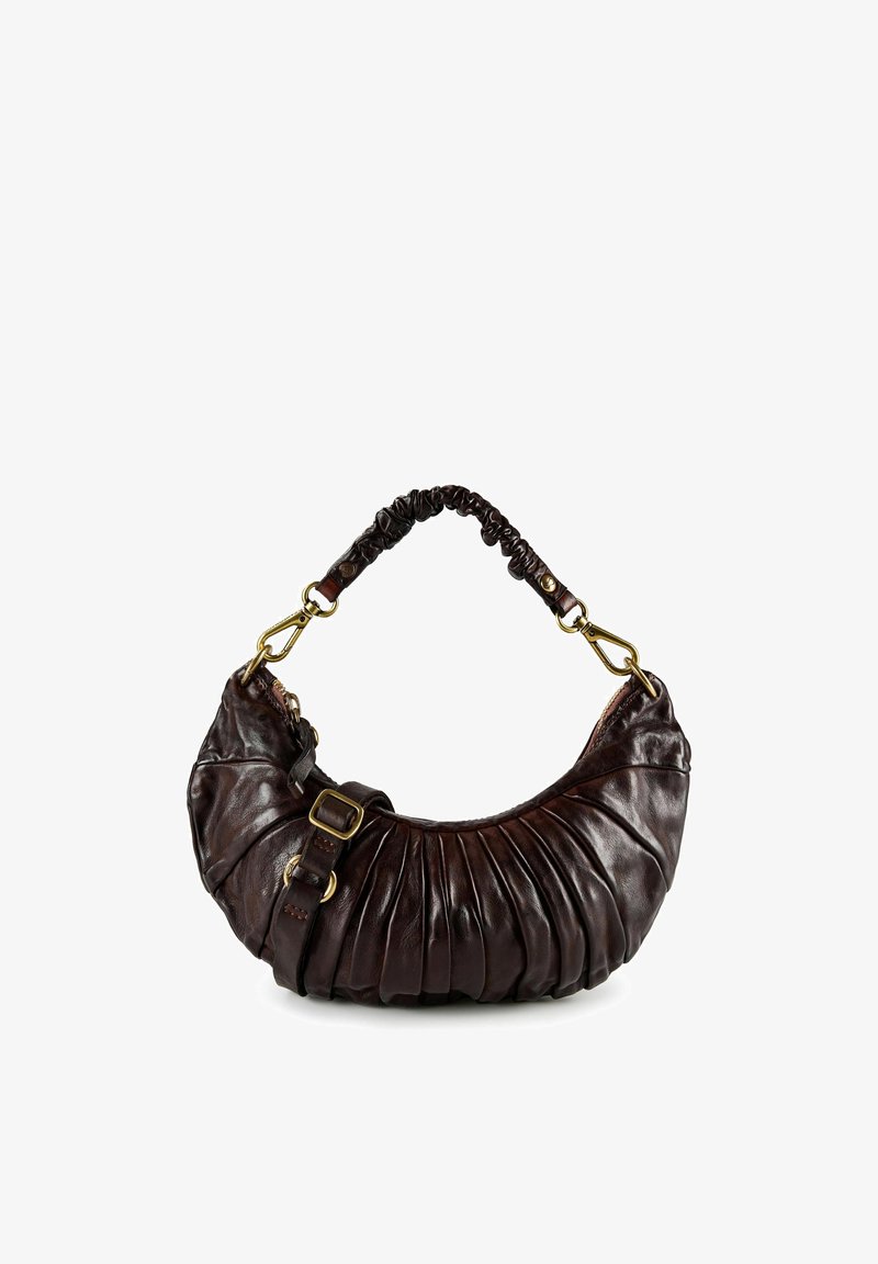 Sac à main croissant en cuir marron foncé froncé avec poignée plissée, matériel doré et boucle décorative sur le côté gauche avant.