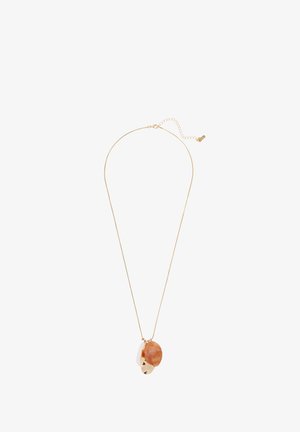 Zlatna ogrlica koja sadrži veliki narančasti dragulj, bijeli ovalni akcent i mali zlatni dio, obješena na tankom lancu s produžetkom.