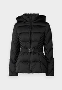 Giacca puffer nera con cappuccio, zip frontale, lavorazione a chevron, silhouette aderente e vita con cintura caratterizzata da una fibbia metallica rotonda.