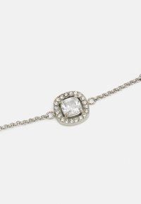 Hõbedane ahelakäevõru, millel on ruudukujuline keskkivi, mida ümbritsevad väiksemad selged rhinestone'id, omades sujuvat metallpinda.