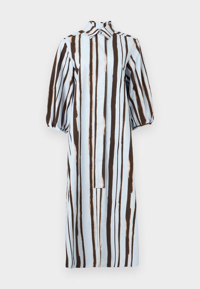 Φόρεμα μέσης μήκους με μακριά μανίκια και γιακά, ανοιχτό μπλε βάση και ακανόνιστες κάθετες σκούρες καφέ ρίγες, με καλυμμένο πάνελ κουμπιών.