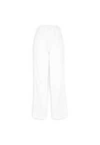 Witte wijde broek met een elastische tailleband met plooien. Het materiaal lijkt lichtgewicht en gestructureerd, met een eenvoudig, strak ontwerp.