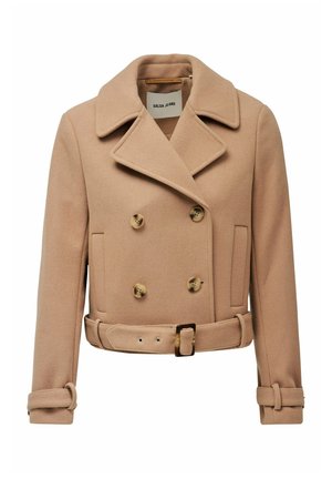 Abrigo tipo peacoat de mezcla de lana en color beige, con un diseño de doble botonadura, gran solapa, botones en tono dorado y cintura ceñida con cinturón. Incluye bolsillos laterales.