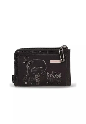 Czarny portfel z zamkiem błyskawicznym z nadrukiem kreskówkowej dziewczynki, mała metalowa agrafka przymocowana oraz słowo "Relish" napisane z przodu.