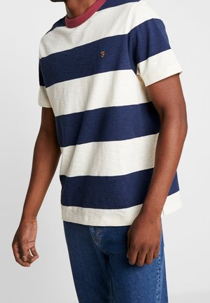 Navy- und cremegestreiftes T-Shirt mit einem burgunderfarbenen Rundhalsausschnitt. Kurze Ärmel und eine lässige Passform. Kleines Logodetail auf der Brust. Lässiges Design.