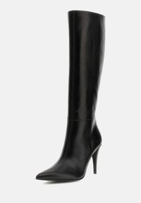 Stivale alto in pelle nera con punta affusolata e tacco a stiletto sottile. Presenta una texture liscia e un design minimalista, senza decorazioni.