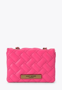 Piccola borsa a tracolla rosa in pelle trapuntata con catene color oro e targhetta rettangolare con la scritta "Kurt Geiger London".