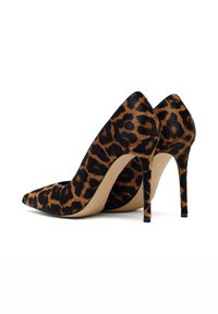Zwarte en bruine panterprint hoge hakken, met een spitse neus, slanke silhouette en een gladde textuur op een stilettohak.