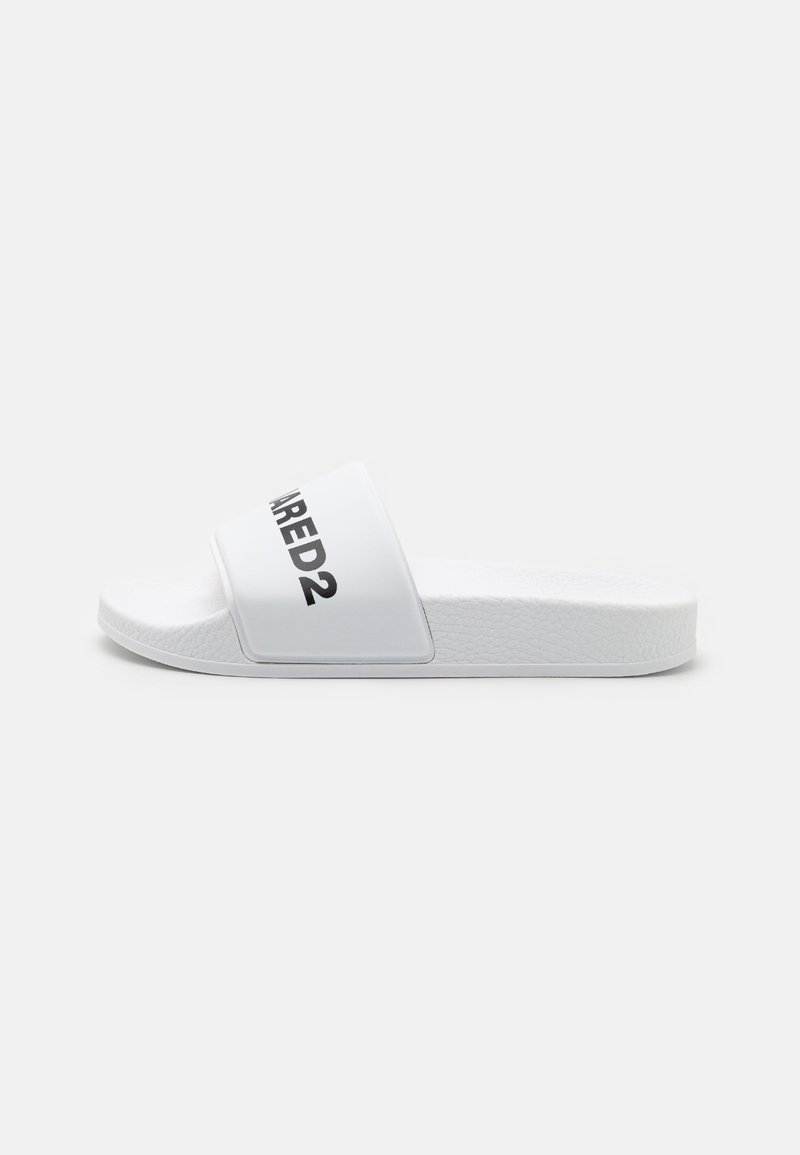 Vit slid sandal med en texturerad gummisula, bred rem och djärv svart text "ARED2" på remmen. Enkel, minimalistisk design.
