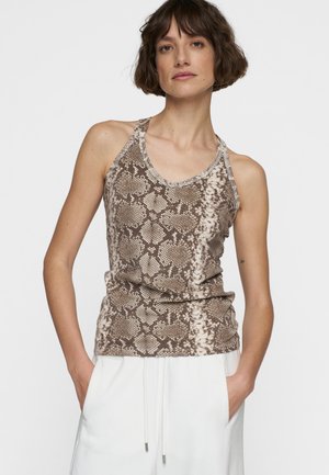 Bruine en beige slangenprint tanktop met een ronde hals en racerback ontwerp. Zachte stof met een gladde textuur.