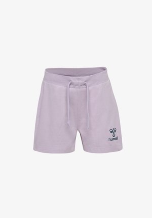 Fioletowe szorty z elastycznym pasem i sznurkiem, wykonane z miękkiego materiału, z logo Hummel w ciemnoniebieskim kolorze na dolnej lewej stronie.