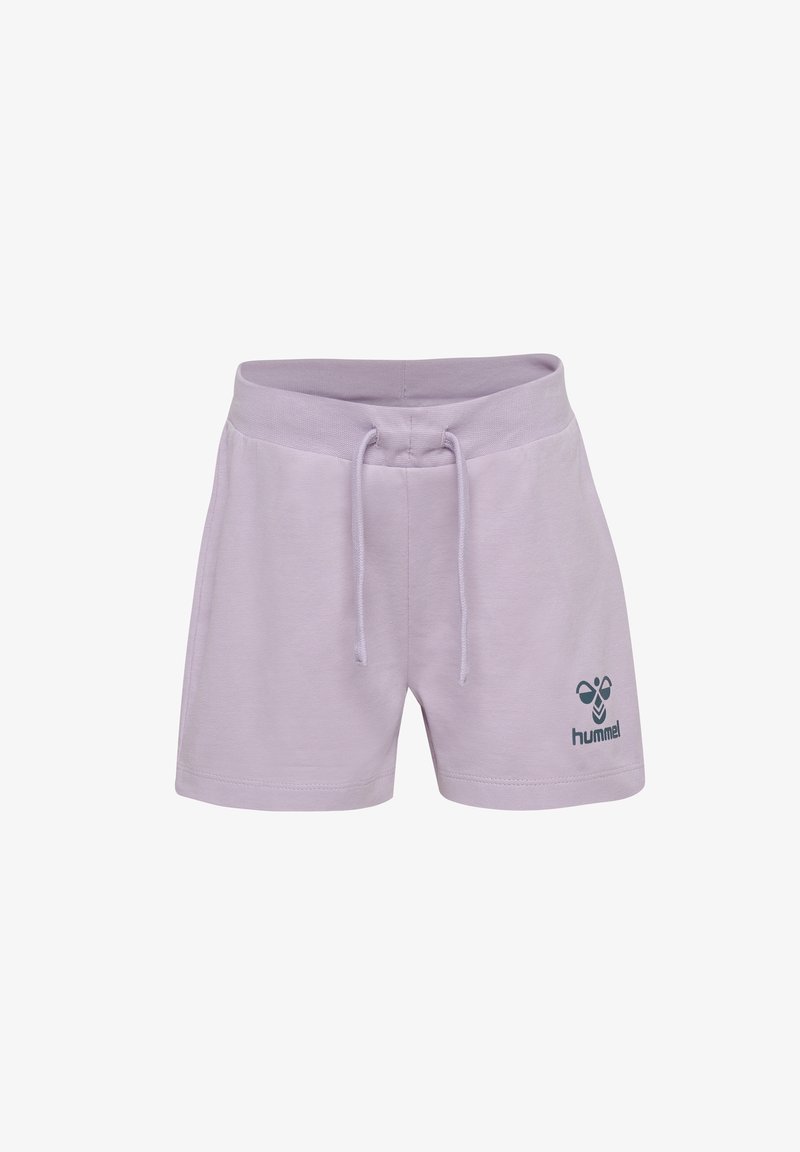 Lila shorts med dragsko i midjan, gjorda av mjukt tyg, med Hummel-logotyp i mörkblått på nedre vänstra sidan.