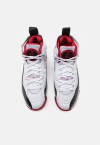 Baskets montantes de basketball en blanc, noir et rouge. Comprend des matériaux en cuir et en mesh, des lacets ronds et un patch logo sur la languette.