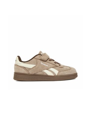 Zapatilla Reebok de ante marrón con rayas blancas en los lados, cierre de velcro, suela marrón y cordones, vista desde el lado derecho.