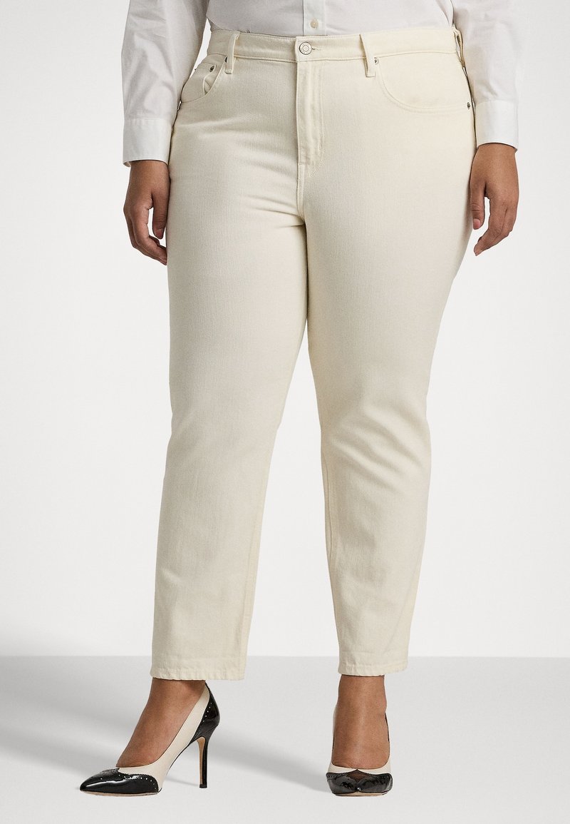 Světlé béžové džíny s rovnými nohavicemi, pěti kapsami a zapínáním na knoflík, v kombinaci s černými a béžovými vysokými podpatky.