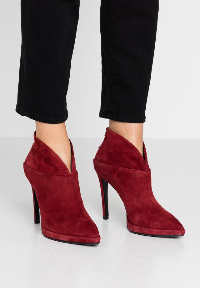High heeled ankle boots - rojo