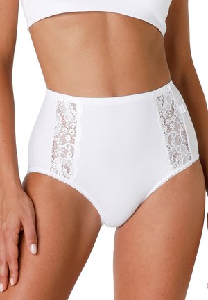 Slip bianchi a vita alta con pannelli in pizzo floreale sui fianchi, realizzati in morbido tessuto elasticizzato, e con un bordo in pizzo ondulato lungo i lati.