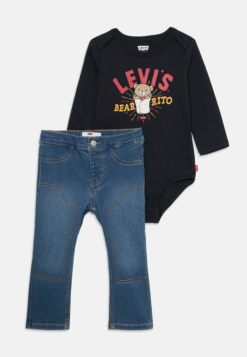 Čierny detský body s dlhými rukávmi s grafikou "Levi's Bearrito" a medveďom, doplnený modrými denimovými detskými džínami s prešitím.