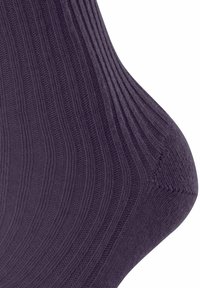 Ciemnofioletowa, prążkowana skarpetka z teksturowanymi poziomymi liniami i wzmocnionym palcem, prezentująca miękki materiał dzianinowy i gładkie wykończenie.