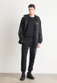 Calvin Klein HORIZONTAL LOGO SWEATPANTS - Παντελόνι φόρμας - black