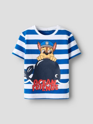 Blau-weiß gestreiftes Kinderhemd mit einem Cartoon-Hund in einer Polizeimütze, der über einen Wal hervorlugt, und dem Schriftzug "OCEAN FRIENDS".