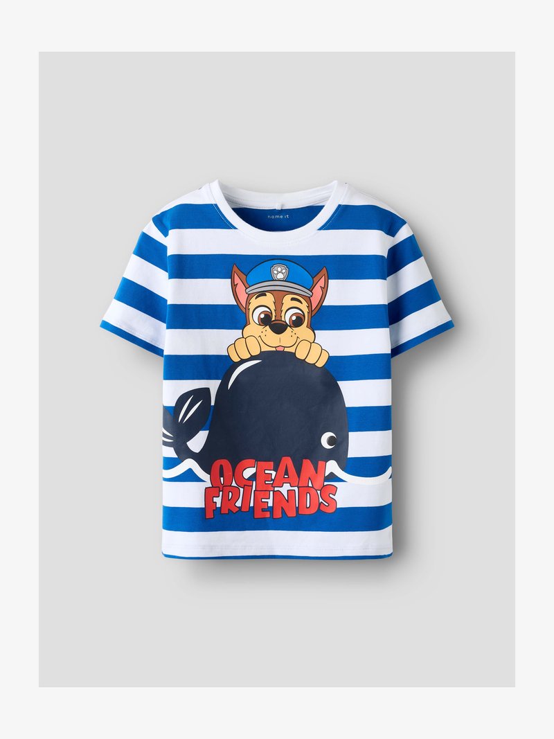 Παιδικό πουκάμισο με μπλε και λευκές ρίγες, με καρτούν σκύλο που φοράει αστυνομικό καπέλο και κοιτάζει πάνω από μια φάλαινα και το κείμενο «ΦΙΛΟΙ ΤΟΥ ΩΚΕΑΝΟΥ».
