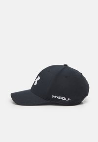 Juodas baseballo kepurė su išlenktu kraštu, pagaminta iš audinio. Priekyje ir šone turi baltus logotipus. Skirta golfui.