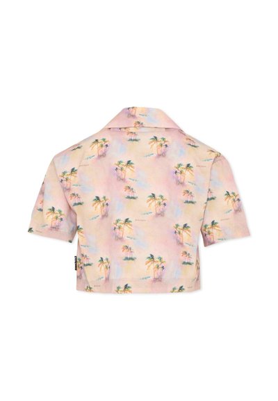 Chemisette courte avec fond rose pastel et motif répétitif de palmiers.