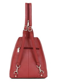 Zaino in pelle rossa con forma strutturata, dotato di doppie tracolle regolabili, chiusura con zip e dettagli in metallo argentato.