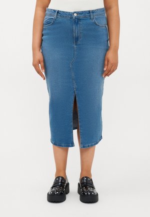 Denim skirt i middels blå, midt på leggen med split foran og fem lommer. Har en klassisk knapp- og glidelås-lukking.