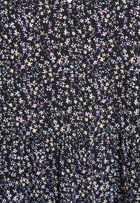 Melnas auduma kleita ar izkaisītiem ziedu rakstiem rozā, dzeltenā un baltā krāsā. Aprīkota ar savilkta jostas līniju, kas piešķir tekstūru un dizaina detaļas.